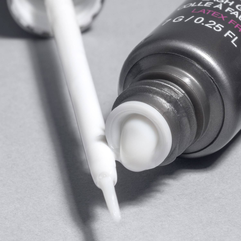 Huda Beauty Sticky Tack - Latex-Free Lash Glue - Application