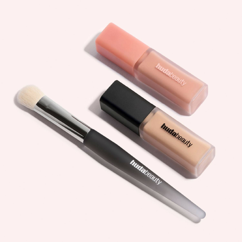 Huda Beauty Undereye Buff Brush Brush - Application