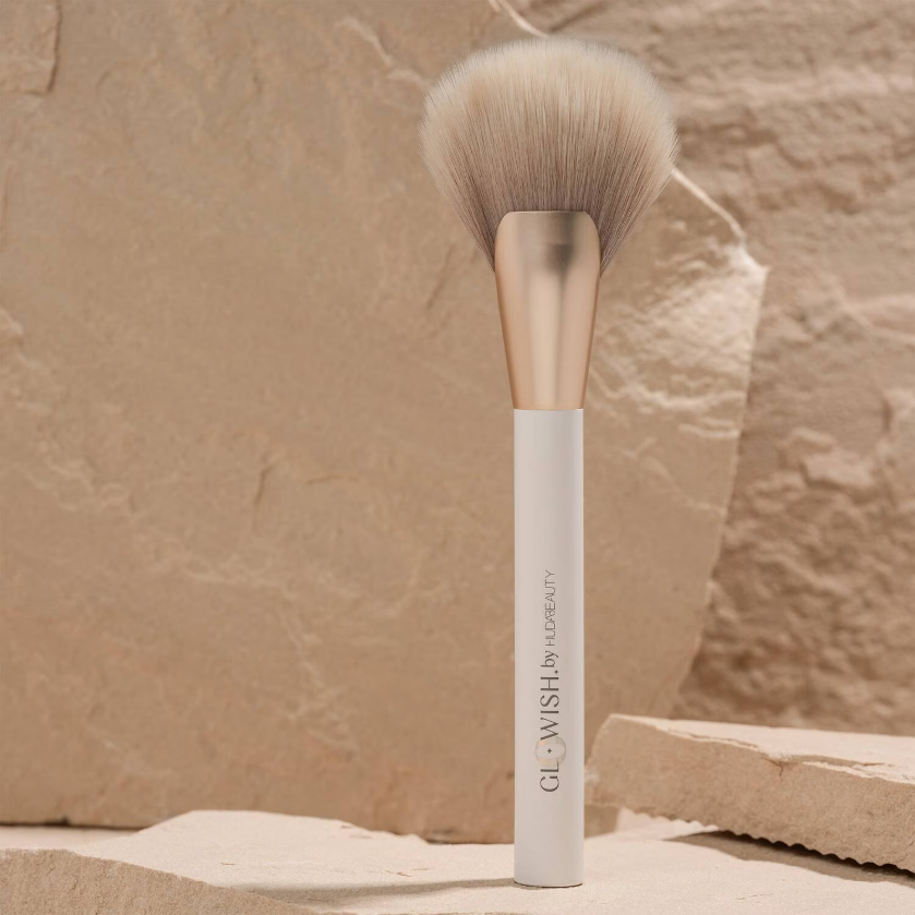 Huda Beauty Glowish - Airbrush finish - Complexion brush Airbrush finish - Product Details
